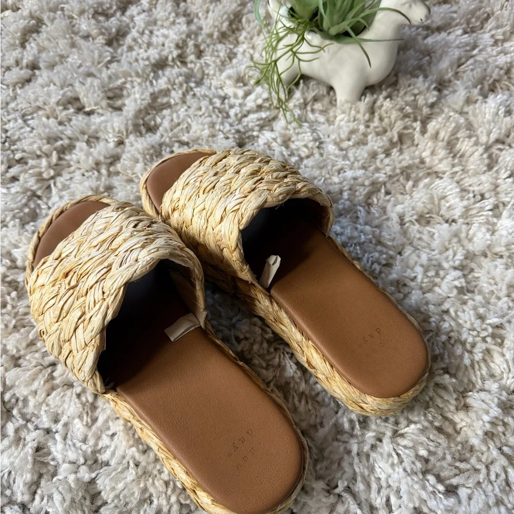 Braided a new day, bohemian style woven, super cute Tan Slide Sandals size 6.5 - Picture 3 of 4